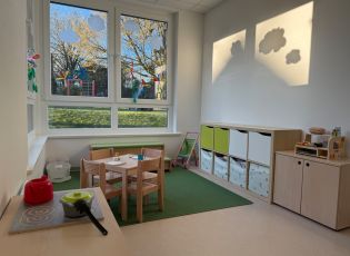 Nebenraum der Fuchsgruppe mit Spielküche, Sitzmöglichkeiten und Spielecke