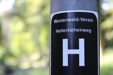 Wanderwegsmarkeirung des Hellerhöhenwegs zwischen Betzdorf und Haiger vom Westerwaldverein