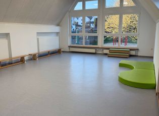 Turnhalle mit großer Fensterfront